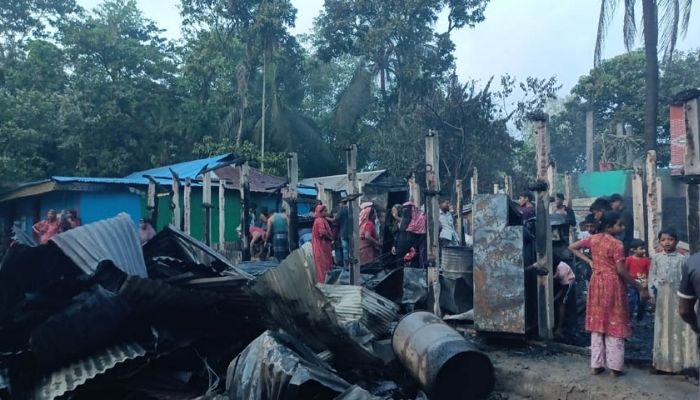মিরসরাইয়ে পুড়ে ছাই ৪ বসতঘর